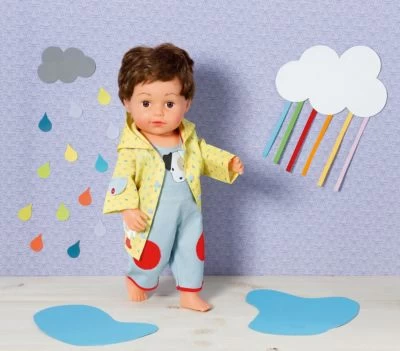 Dolly Moda Latzhose Mit Regenjacke 43cm 3 Dolly Moda Latzhose Mit Regenjacke 43cm – Bild 3