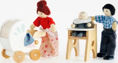 Le Toy Van Babysitter Set + Baby Aus Holz 2 Le Toy Van Babysitter Set + Baby Aus Holz – Bild 2