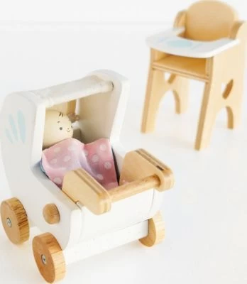 Le Toy Van Babysitter Set + Baby Aus Holz 4 Le Toy Van Babysitter Set + Baby Aus Holz – Bild 4