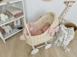TinaForKids Puppenwagen Mit Bettwäscheset Aus Weiden Und Holz, Natur/Altrosa -Puppenwelt Verkauf 29721285 03