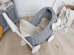 TinaForKids Puppenwagen Mit Bettwäscheset Aus Weiden Und Holz, Grau/Weiß -Puppenwelt Verkauf 29721297 03