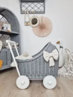 TinaForKids Puppenwagen Mit Bettwäscheset Aus Weiden Und Holz, Grau/Weiß -Puppenwelt Verkauf 29721297 05