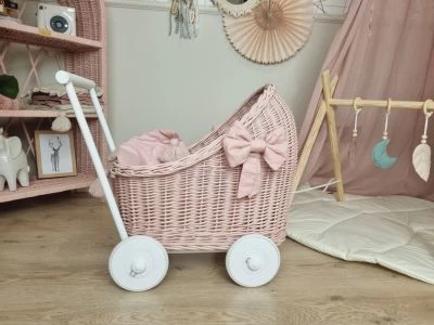 TinaForKids Puppenwagen Mit Bettwäscheset Aus Weiden Und Holz, Altrosa/Weiß 1 TinaForKids Puppenwagen Mit Bettwäscheset Aus Weiden Und Holz, Altrosa/Weiß