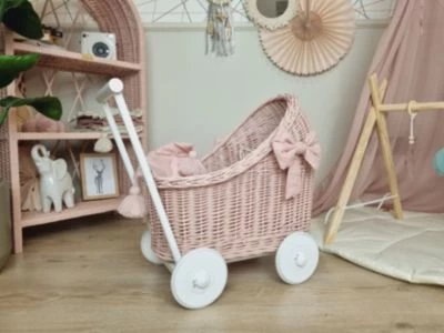 TinaForKids Puppenwagen Mit Bettwäscheset Aus Weiden Und Holz, Altrosa/Weiß 2 TinaForKids Puppenwagen Mit Bettwäscheset Aus Weiden Und Holz, Altrosa/Weiß – Bild 2