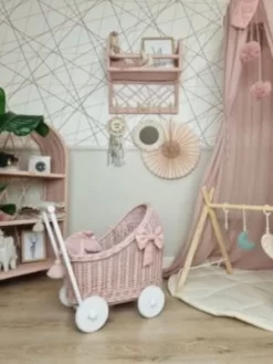 TinaForKids Puppenwagen Mit Bettwäscheset Aus Weiden Und Holz, Altrosa/Weiß 8 TinaForKids Puppenwagen Mit Bettwäscheset Aus Weiden Und Holz, Altrosa/Weiß -Puppenwelt Verkauf 29721303 03