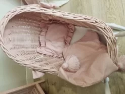 TinaForKids Puppenwagen Mit Bettwäscheset Aus Weiden Und Holz, Altrosa/Weiß 11 TinaForKids Puppenwagen Mit Bettwäscheset Aus Weiden Und Holz, Altrosa/Weiß -Puppenwelt Verkauf 29721303 06