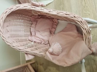 TinaForKids Puppenwagen Mit Bettwäscheset Aus Weiden Und Holz, Altrosa/Weiß 6 TinaForKids Puppenwagen Mit Bettwäscheset Aus Weiden Und Holz, Altrosa/Weiß – Bild 6