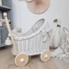 TinaForKids Puppenwagen Mit Bettwäscheset Aus Weiden Und Holz, Weiß/Natur