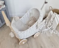 TinaForKids Puppenwagen Mit Bettwäscheset Aus Weiden Und Holz, Weiß/Natur -Puppenwelt Verkauf 29721305 03